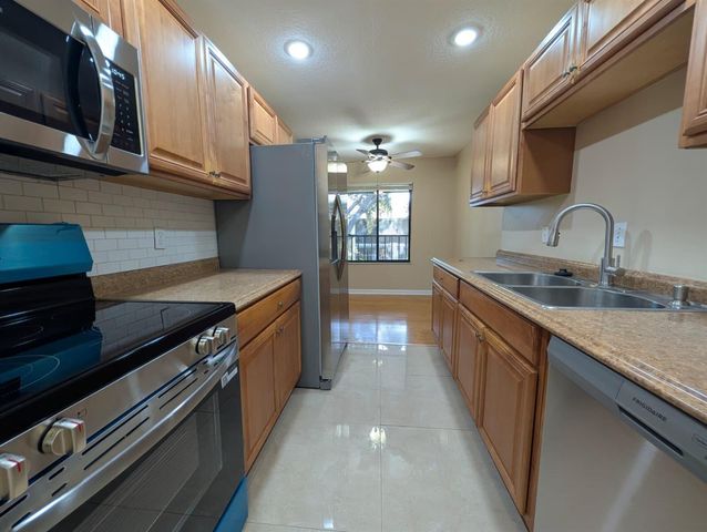 150 Pineview Road Apt E6, Jupiter, FL 33469
