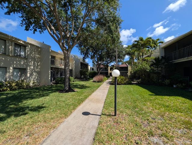 150 Pineview Road Apt E6, Jupiter, FL 33469