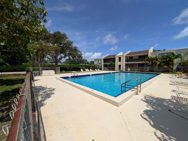 150 Pineview Road Apt E6, Jupiter, FL 33469