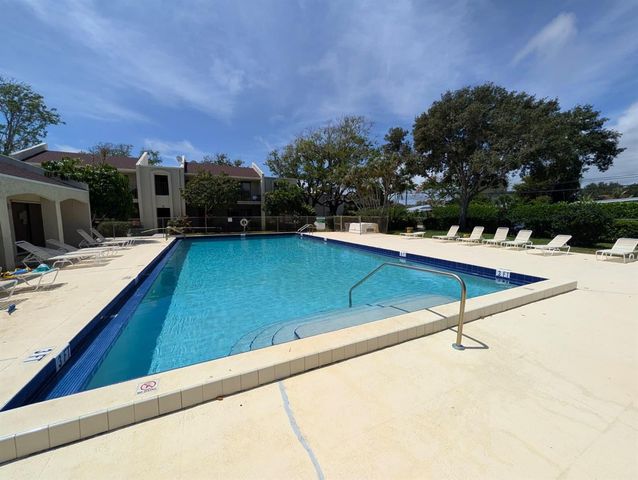 150 Pineview Road Apt E6, Jupiter, FL 33469
