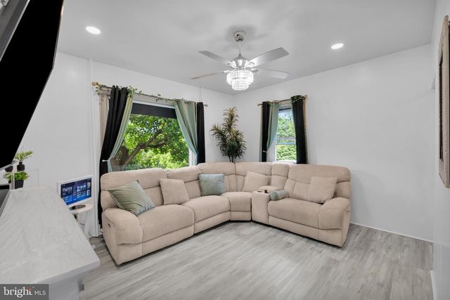 1043 W NESQUEHONING ST, Easton, PA 18042