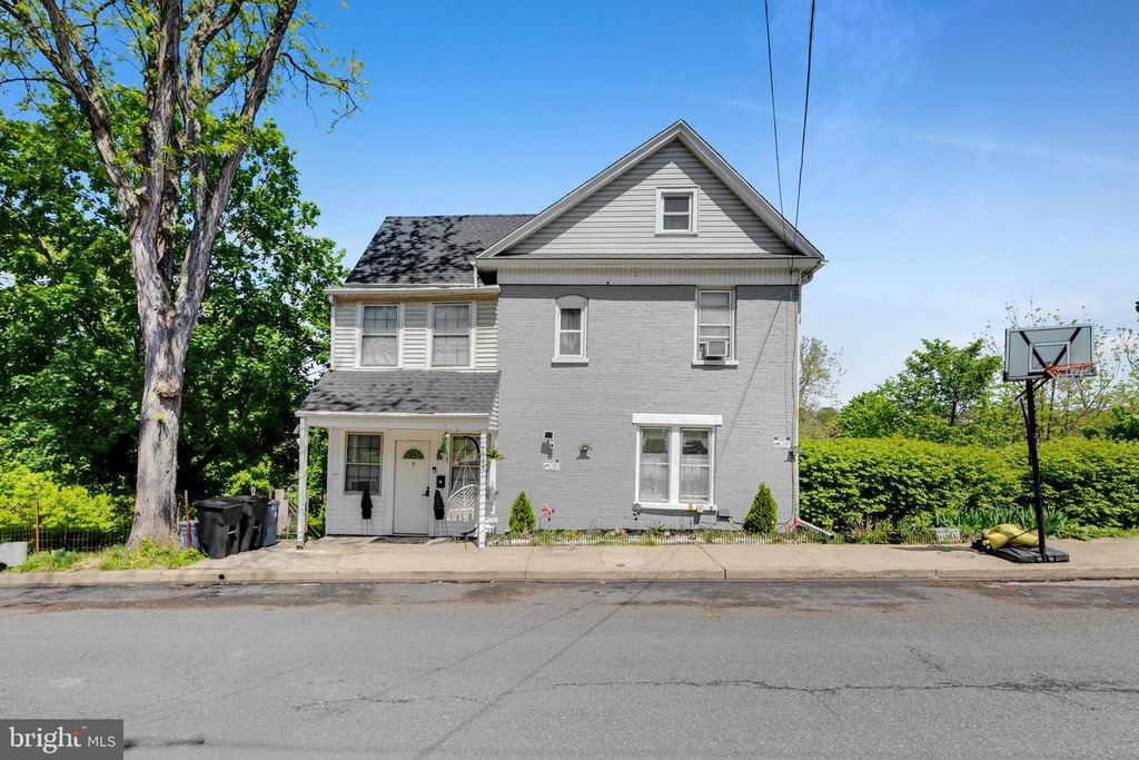 1043 W NESQUEHONING ST, Easton, PA 18042