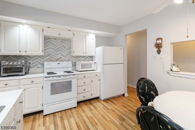 21 Foxwood Dr, Morris Plains Boro, NJ 07950