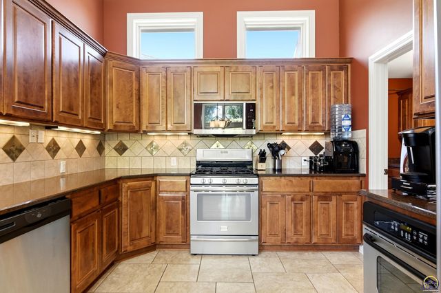 2240 SW Millers Glen DR, Topeka, KS 66614