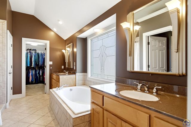 2240 SW Millers Glen DR, Topeka, KS 66614