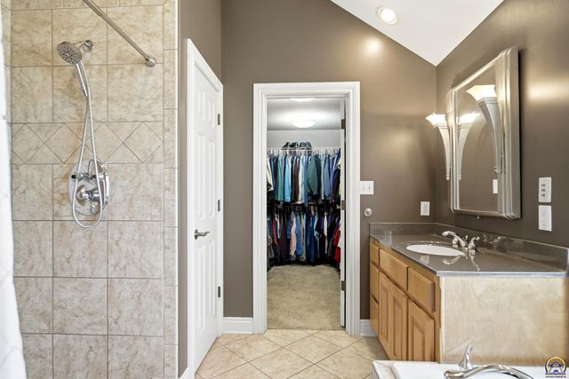 2240 SW Millers Glen DR, Topeka, KS 66614