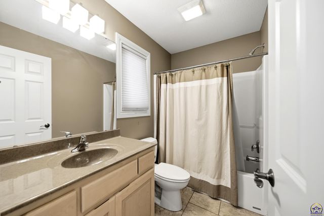 2240 SW Millers Glen DR, Topeka, KS 66614