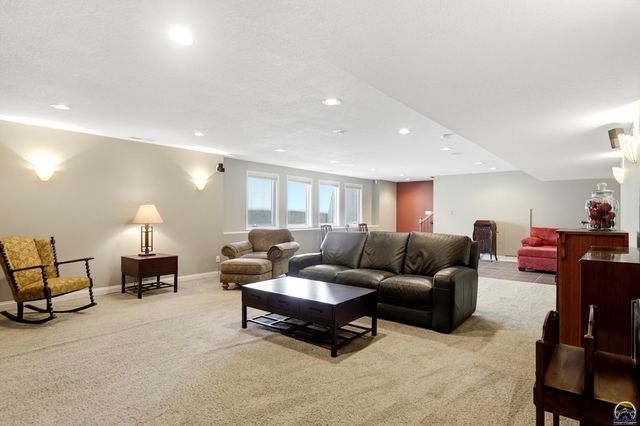2240 SW Millers Glen DR, Topeka, KS 66614