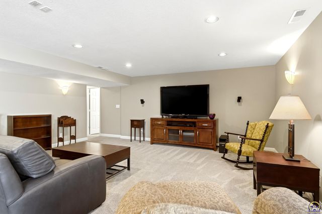 2240 SW Millers Glen DR, Topeka, KS 66614