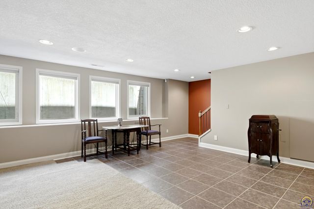 2240 SW Millers Glen DR, Topeka, KS 66614