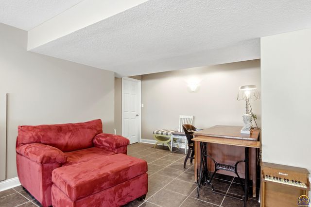2240 SW Millers Glen DR, Topeka, KS 66614