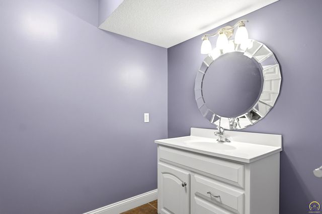 2240 SW Millers Glen DR, Topeka, KS 66614