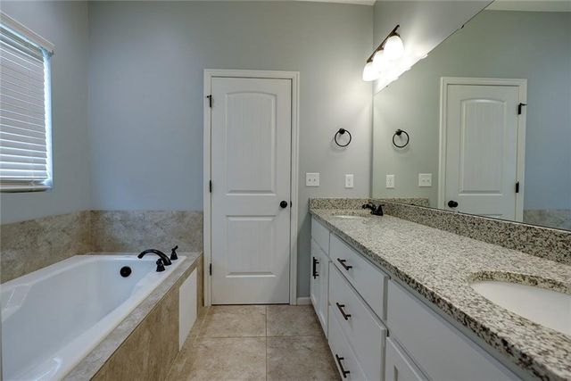 1115 SW 8th Street, Oak Grove, MO 64075