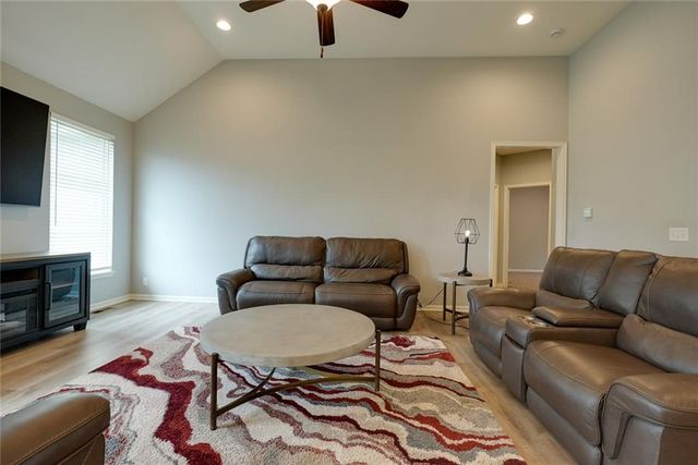 1115 SW 8th Street, Oak Grove, MO 64075
