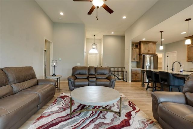 1115 SW 8th Street, Oak Grove, MO 64075