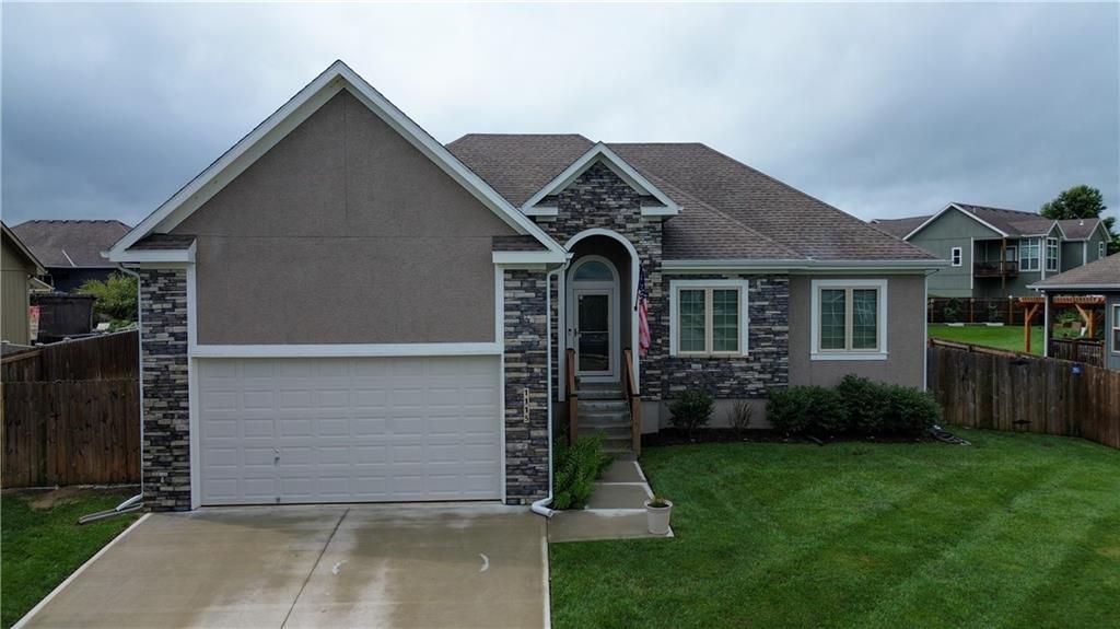 1115 SW 8th Street, Oak Grove, MO 64075