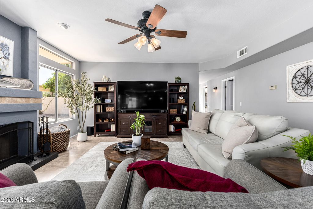 Image 8 of property listing at 1357 W MUIRWOOD Drive, Phoenix, AZ 85045