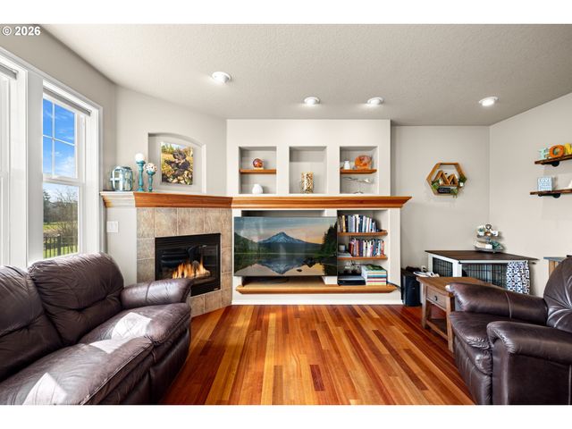 520 TUKWILA Dr, Woodburn, OR 97071