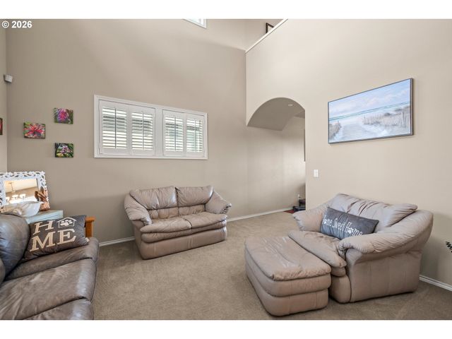 520 TUKWILA Dr, Woodburn, OR 97071