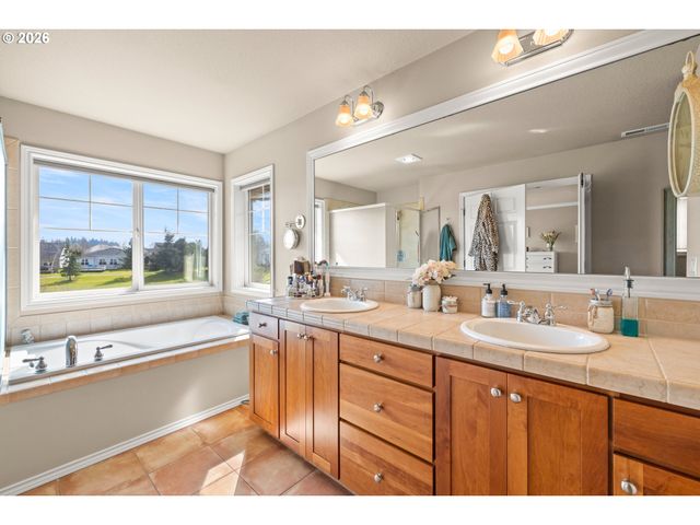 520 TUKWILA Dr, Woodburn, OR 97071