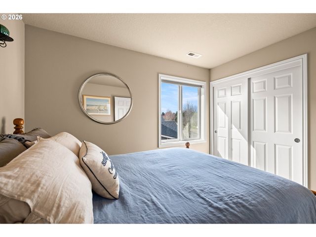 520 TUKWILA Dr, Woodburn, OR 97071