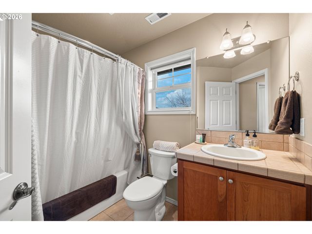 520 TUKWILA Dr, Woodburn, OR 97071