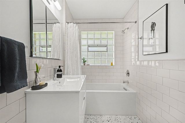 1826 Woodcliff Avenue, Grand Rapids, MI 49506