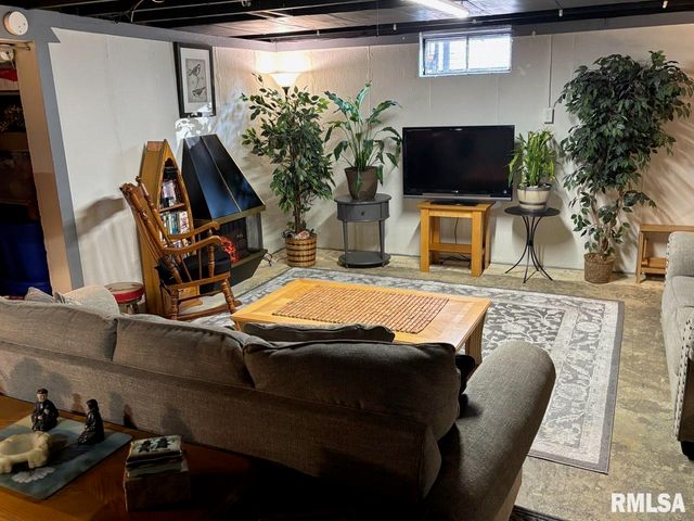 2425 S STATE Street, Springfield, IL 62704