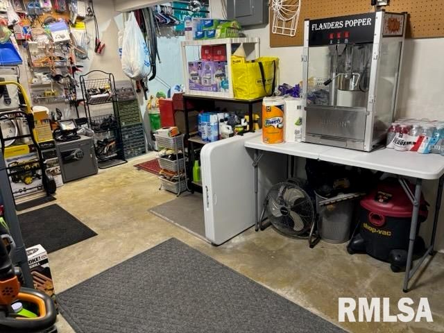 2425 S STATE Street, Springfield, IL 62704