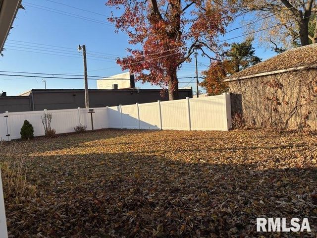 2425 S STATE Street, Springfield, IL 62704