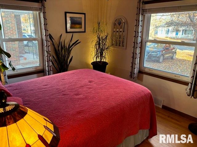 2425 S STATE Street, Springfield, IL 62704