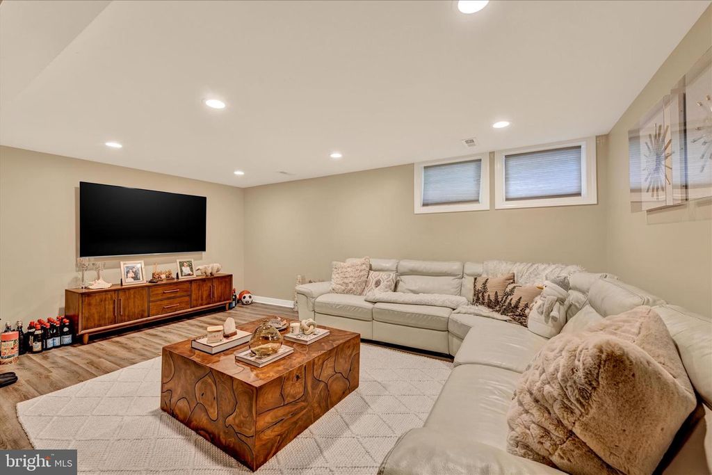 Image 25 of property listing at 8670 CASTLEMILL CIR, Baltimore, MD 21236
