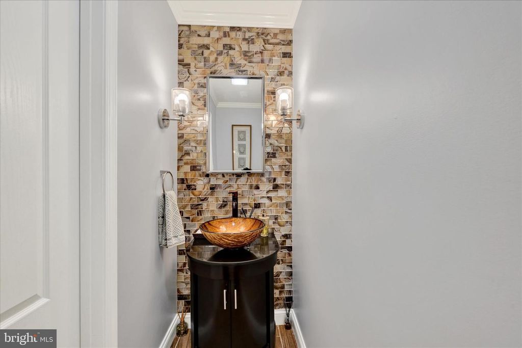Image 4 of property listing at 8670 CASTLEMILL CIR, Baltimore, MD 21236