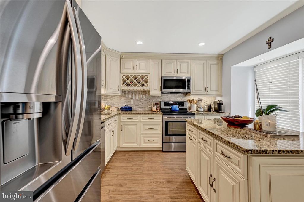 Image 5 of property listing at 8670 CASTLEMILL CIR, Baltimore, MD 21236