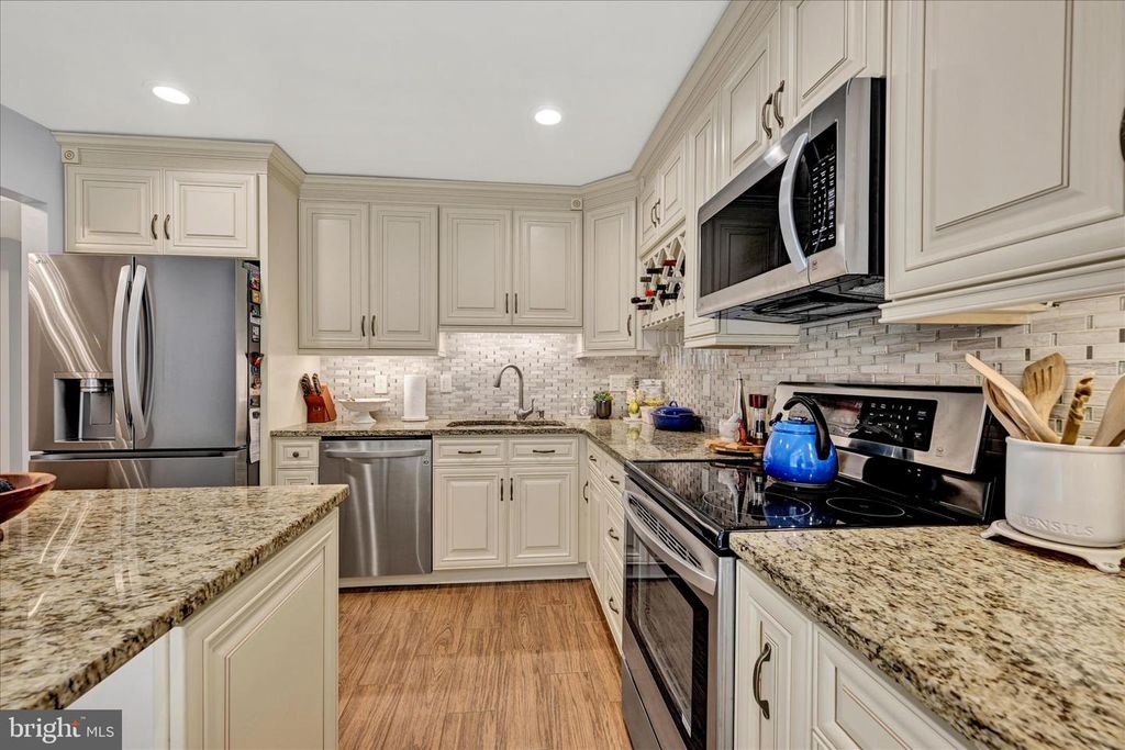 Image 6 of property listing at 8670 CASTLEMILL CIR, Baltimore, MD 21236