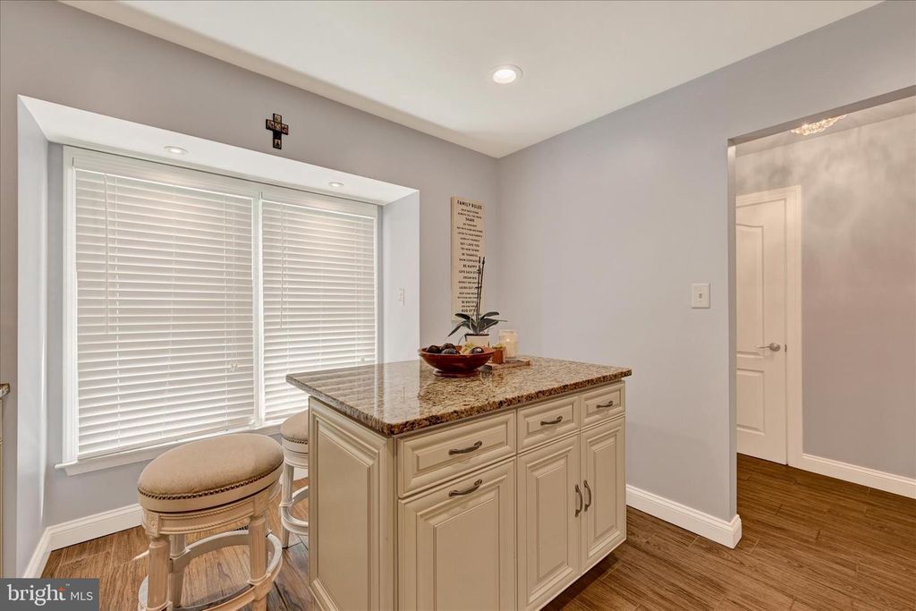 Image 7 of property listing at 8670 CASTLEMILL CIR, Baltimore, MD 21236