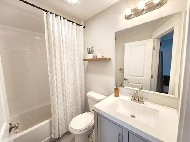 16 Common St 5, Waltham, MA 02451