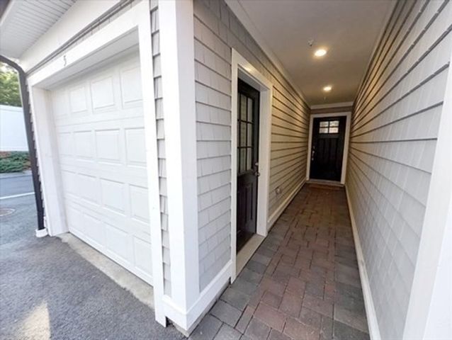 16 Common St 5, Waltham, MA 02451