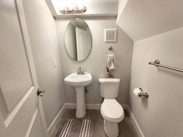 16 Common St 5, Waltham, MA 02451