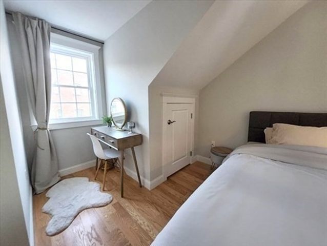 16 Common St 5, Waltham, MA 02451