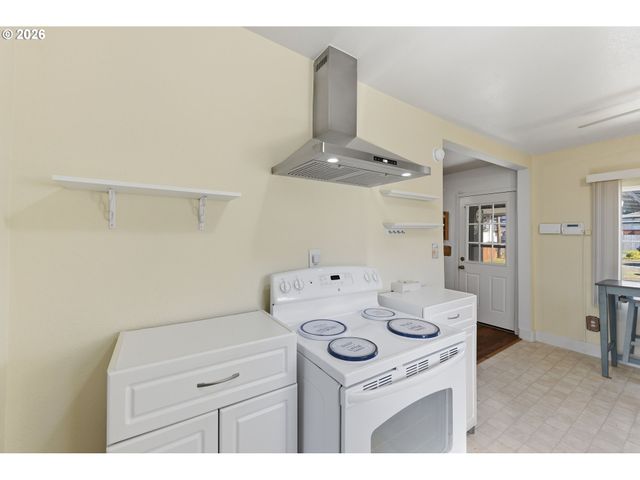 376 S WALL St, Coos Bay, OR 97420