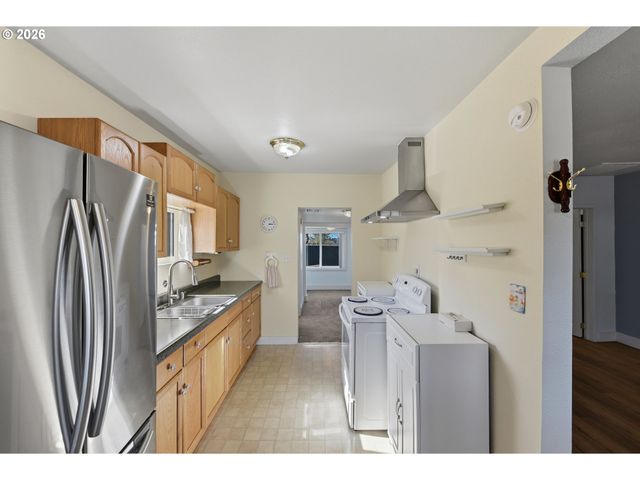 376 S WALL St, Coos Bay, OR 97420