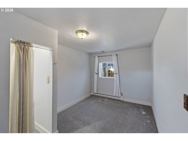 376 S WALL St, Coos Bay, OR 97420