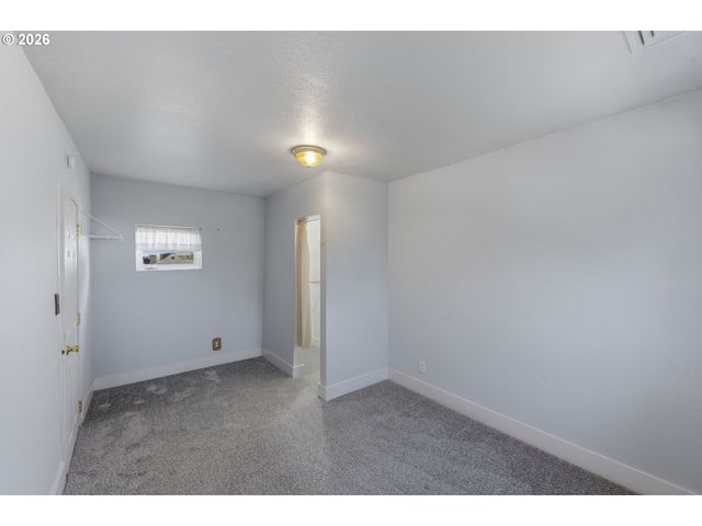 376 S WALL St, Coos Bay, OR 97420