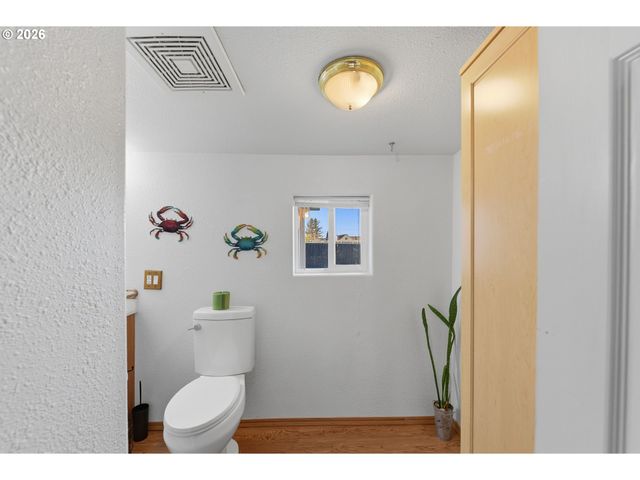 376 S WALL St, Coos Bay, OR 97420