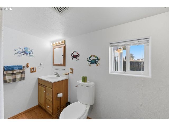 376 S WALL St, Coos Bay, OR 97420