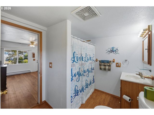 376 S WALL St, Coos Bay, OR 97420