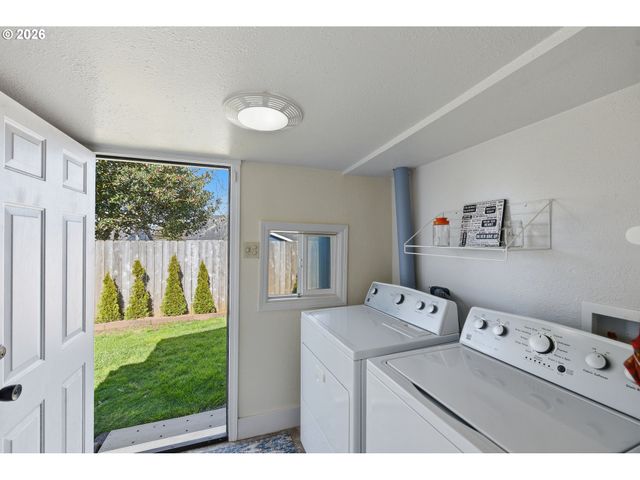 376 S WALL St, Coos Bay, OR 97420