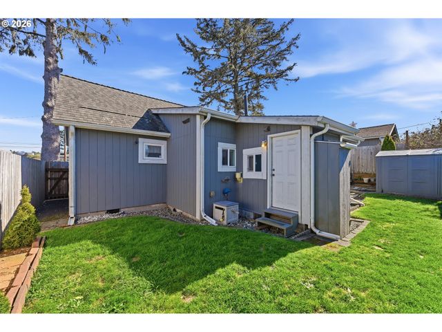 376 S WALL St, Coos Bay, OR 97420