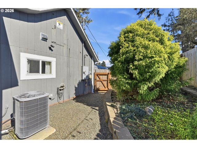 376 S WALL St, Coos Bay, OR 97420